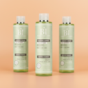Photo publicitaire qualité studio, un lot de 3  flacons de shampooing purifiant beauté insolente sur un fond neutre.