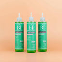 Photo publicitaire qualité studio, un lot de 3 flacons d’activateur de pousse beaute insolente présentés debout sur un fond neutre couleur pêche claire.