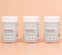  Photo publicitaire qualité studio, un lot de 3 pot de complément alimentaire  présentés debout sur un fond neutre couleur pêche claire, 