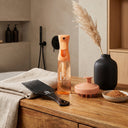 beauté insolente accessoires capillaires pour cheveux crépus, frisés bouclés, salle de bain moderne, photo lifestyle